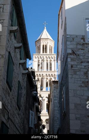 Vue à travers une allée jusqu'au clocher de la cathédrale Saint-Domnius dans le palais de Dioclétien, Split, site classé au patrimoine mondial de l'UNESCO, comté de Split-Dalmatie, Dalmatie, Croatie, Europe Banque D'Images