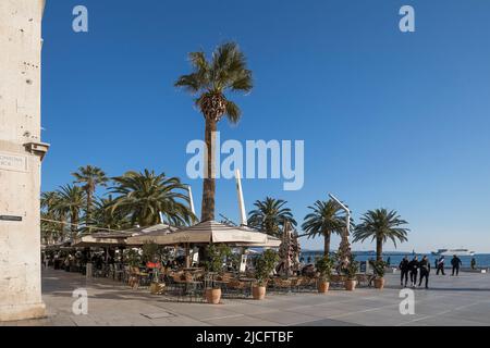 Gastronomie de plein air sur la promenade de la ville Riva en face de la vieille ville pittoresque, Split, Comté de Split-Dalmatie, Dalmatie, Croatie, Europe Banque D'Images