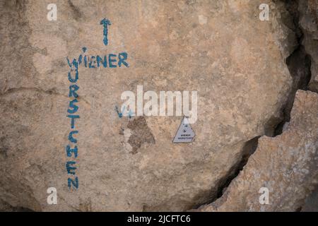 Nom et difficulté de la route d'escalade 'Wiener Würstchen' peint sur la roche dans le parc national de Paklenica, ville de vallée de Starigrad-Paklenica, comté de Zadar, Dalmatie, Croatie, Europe Banque D'Images