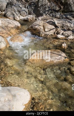 Ruisseau de montagne dans le parc national de Paklenica, ville de vallée de Starigrad-Paklenica, Comté de Zadar, Dalmatie, Croatie, Europe Banque D'Images