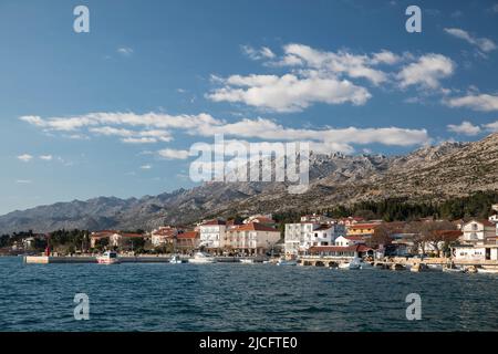 Vue sur Starigrad-Paklenica, à l'arrière des monts Velebit, côte Adriatique, Comté de Zadar, Dalmatie, Croatie, Europe Banque D'Images