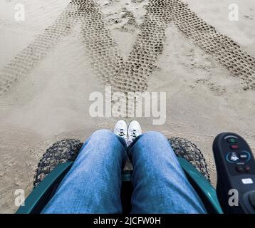 Homme en fauteuil roulant de plage, vacances à la plage, traces dans le sable, détail, Sankt-Peter-Ording, Schleswig-Holstein, Allemagne Banque D'Images