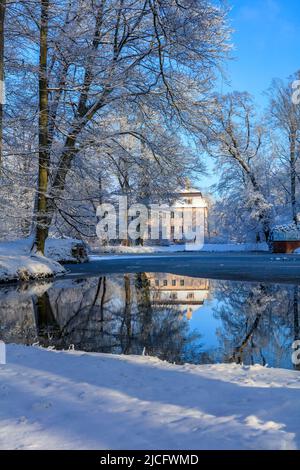 Château de Branitz en hiver : le parc paysager de style anglais créé par le prince Herrmann von Pückler est l'une des attractions spéciales de Cottbus. Banque D'Images