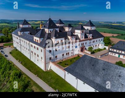 Château d'Augustusburg : l'électeur saxon a construit en août le château d'Augustusburg en 1568-1572. Depuis, le palais de chasse et de plaisir s'est élevé de loin sur un cône de porphyre de quartz de 516 m de haut au-dessus de la vallée de Zschopau. Banque D'Images