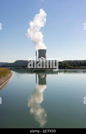 Piste cyclable du Rhin, vue de la banque allemande du Rhin à la centrale nucléaire de Leibstadt (Suisse) Banque D'Images