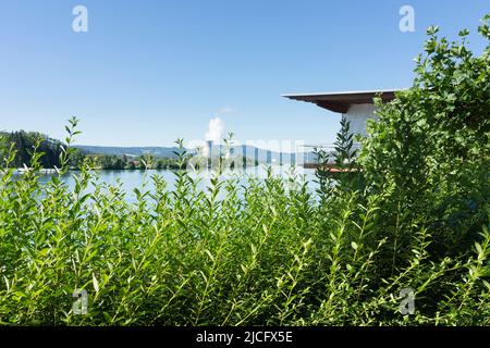 Piste cyclable du Rhin, vue de la banque allemande du Rhin à la centrale nucléaire de Leibstadt (Suisse) Banque D'Images