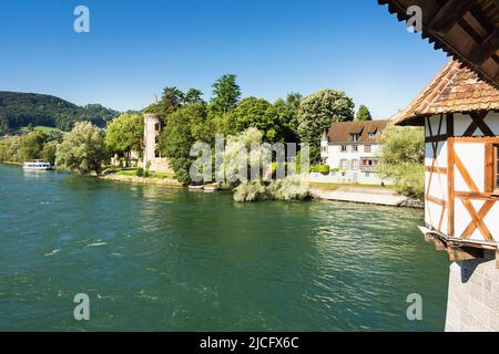 Allemagne, Bade-Wurtemberg, vue du pont en bois de Bad Säckingen à la banque du Rhin allemand Banque D'Images