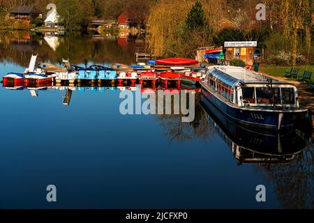 Bateau et jetée au lac de la ville à Mölln Banque D'Images