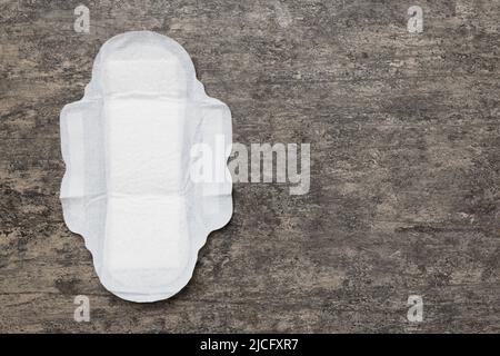 Produits d'hygiène pour femmes ou bloc sanitaire sur fond coloré. Couleur pastel. Gros plan. Emplacement vide pour le texte. Hygiène quotidienne des femmes. Banque D'Images