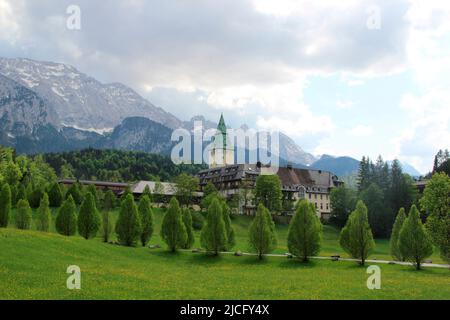 Schloss Elmau Luxury Spa Retreat & Cultural Hideaway dans la vallée d'Elmau entre Garmisch-Partenkirchen et Mittenwald, lieu du Sommet politique G7 en juin 2022 Europe, Allemagne, Bavière haute-Bavière, Krün près de Mittenwald, Banque D'Images
