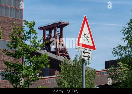 Cyclisme dans la région de la Ruhr, site du patrimoine mondial de la mine de charbon Zollverein, bâti de la fosse à double chevalet Shaft XII, Essen, NRW, Allemagne, Banque D'Images