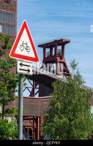 Cyclisme dans la région de la Ruhr, site du patrimoine mondial de la mine de charbon Zollverein, bâti de la fosse à double chevalet Shaft XII, Essen, NRW, Allemagne, Banque D'Images