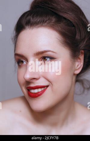 Portrait d'une femme portant un maquillage classique élégant - lèvres rouges et yeux subtilement doublés Banque D'Images