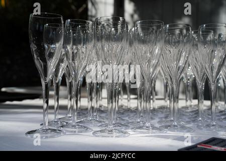 de nombreuses coupes à champagne rapprochent sur une table Banque D'Images