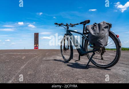 Vélo dans la région de Ruhr, sur le tas de scories de Schurenbach, le point de repère de Bramme pour la région de Ruhr par l'artiste Richard Serra, Essen, NRW, Allemagne, Banque D'Images