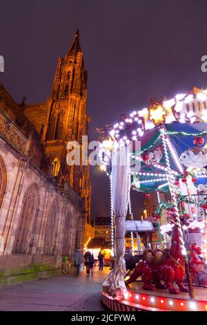 Carrousel au marché de Noël en face de la cathédrale de Strasbourg, Strasbourg, Grand est, France Banque D'Images