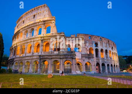 Le Colisée s'illumina la nuit, Rome, Latium, Italie Banque D'Images