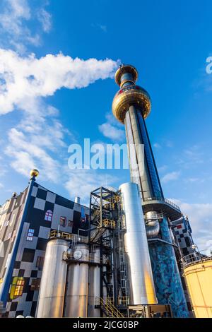 Vienne, Müllverbrennungsanlage (usine d'incinération des déchets) Spittelau, conception de Friedensreich Hundertwasser, fumée à la cheminée en 09. District d'Alsergrund, Vienne, Autriche Banque D'Images