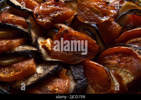 Gros plan sur le célèbre plat de légumes cuits au four, Ratatouille. Image de la nourriture végétalienne Banque D'Images