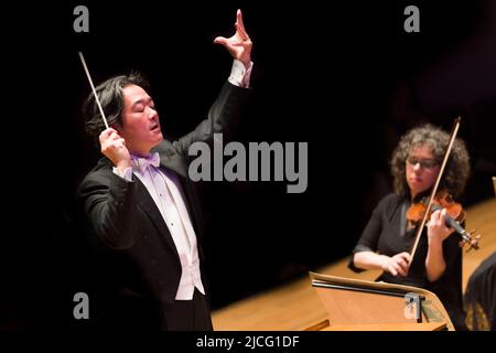 L'orchestre de chambre anglais, dirigé par le chef japonais Daisuke Muranaka. Cadogan Hall, Sloane Terrace, Chelsea, Londres, Royaume-Uni. 18 mars 2015 Banque D'Images