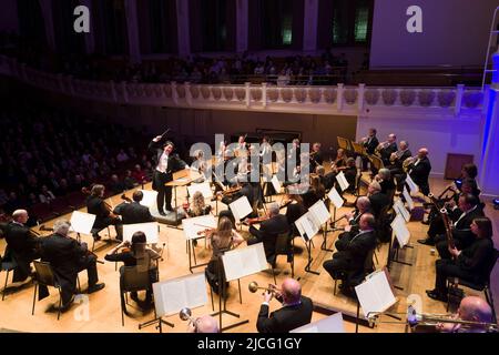 L'orchestre de chambre anglais, dirigé par le chef japonais Daisuke Muranaka. Cadogan Hall, Sloane Terrace, Chelsea, Londres, Royaume-Uni. 18 mars 2015 Banque D'Images