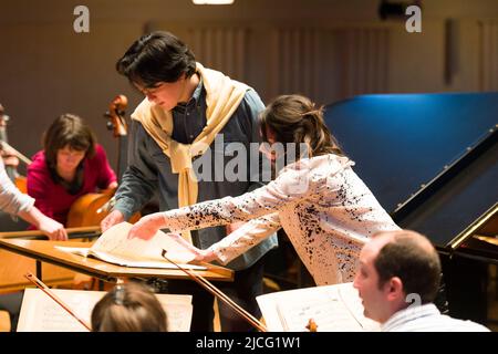 Gloria Campaner, pianiste italienne, répète ce concert de nuit avec l'orchestre de chambre anglais, dirigé par le chef japonais Daisuke Mu Banque D'Images