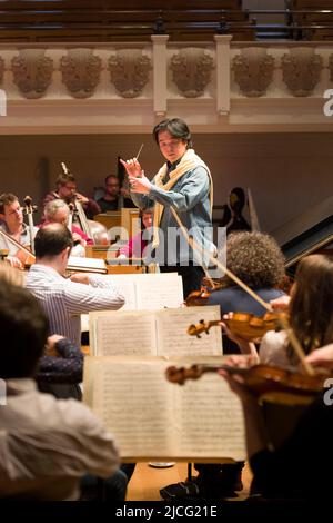 Gloria Campaner, pianiste italienne, répète ce concert de nuit avec l'orchestre de chambre anglais, dirigé par le chef japonais Daisuke Mu Banque D'Images