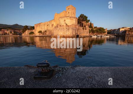 Château dans le bassin portuaire de Collioure, Occitania, France. Banque D'Images