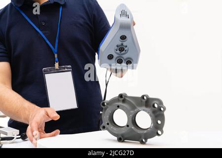 L'ingénieur numérise les détails à l'aide du scanner 3D pour l'ingénierie inverse Banque D'Images