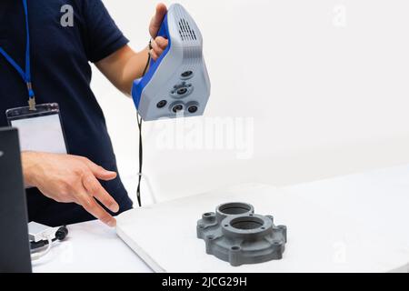 L'ingénieur numérise les détails à l'aide du scanner 3D pour l'ingénierie inverse Banque D'Images