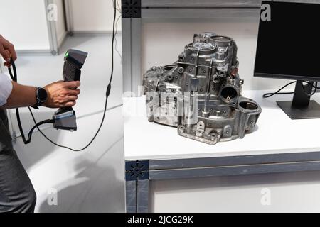 L'ingénieur numérise les détails à l'aide du scanner 3D pour l'ingénierie inverse Banque D'Images