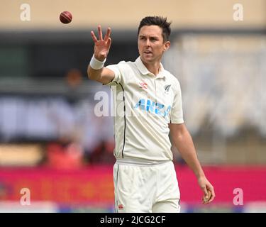 Nottingham, Royaume-Uni. 13th juin 2022. Trent Boult, de Nouvelle-Zélande, reçoit le ballon Credit: News Images /Alay Live News Banque D'Images