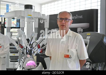 Brno, République tchèque. 13th juin 2022. Igor Kiss, de l'Institut oncologique Masaryk, parle lors de la conférence de presse à l'occasion de 1000 représentations sur le système d'opération robotique da Vinci à l'Institut oncologique Masaryk à Brno, République Tchèque, 13 juin 2022. Avec l'aide d'un robot, les chirurgiens effectuent des procédures compliquées, en particulier chez les patients atteints d'un cancer de la prostate, du rectum ou du rein à un stade précoce. Crédit : Igor Zehl/CTK photo/Alay Live News Banque D'Images