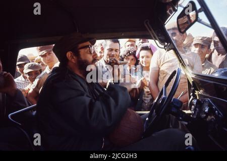 Fidel Castro est assis au volant d'une jeep, ses compatriotes sont debout à la fenêtre, à Cuba en 1967; Fidel CASTRO (en fait: Fidel Alejandro Castro Ruz), Cuba, politique, Premier ministre de Cuba; Banque D'Images