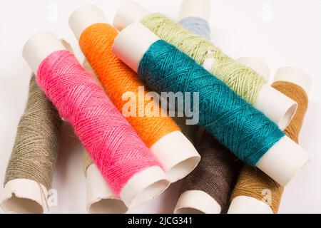 Fils de coton colorés sur rouleaux pour la couture. Bobines de filetage utilisées dans l'industrie textile et textile Banque D'Images