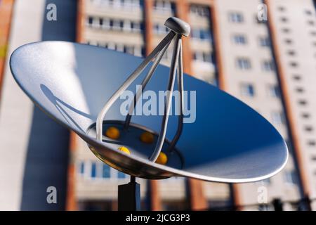 une maquette d'une antenne satellite installée sur un terrain de jeu Banque D'Images