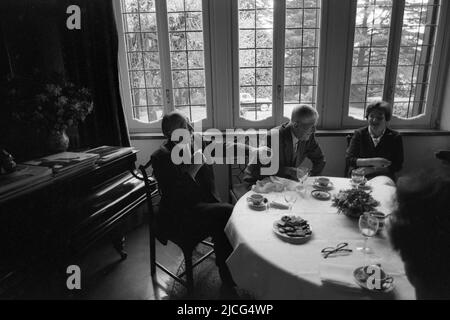 Oskar KOKOSCHKA (centre), Autriche, peintre, siège avec sa femme Olda et l'ancien chancelier fédéral Konrad ADENAUER, CDU, à une table, table basse, ils plaisantent, Sympa, 15 avril 1966 Banque D'Images