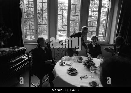 Oskar KOKOSCHKA (centre), Autriche, peintre, siège avec sa femme Olda et l'ancien chancelier fédéral Konrad ADENAUER, CDU, à une table, table basse, ils plaisantent, Sympa, 15 avril 1966 Banque D'Images