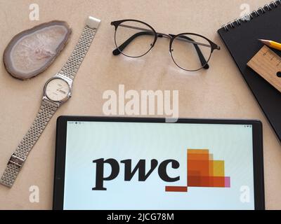 Sur cette photo, le logo PricewaterhouseCoopers (PWC) est affiché sur une tablette Banque D'Images