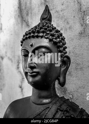 3 juin 2021. dehradun Uttarakhand Inde. Bouddha Purnima. Un gros plan d'une tête de statue de Bouddha en méditation avec un fond blanc. Banque D'Images