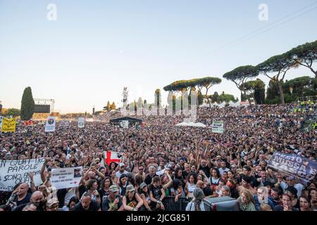 Rome, Italie. 11th juin 2022. Les fans assistent au concert de Vasco Rossi à Circo Massimo à Rome. Crédit : SOPA Images Limited/Alamy Live News Banque D'Images