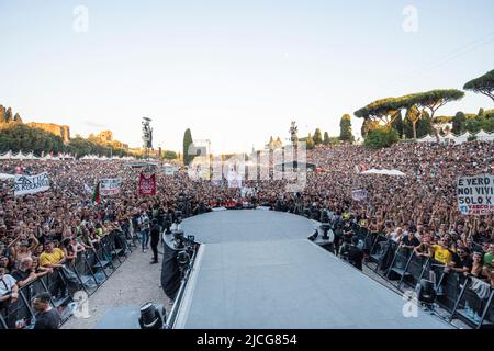 Rome, Italie. 11th juin 2022. Les fans assistent au concert de Vasco Rossi à Circo Massimo à Rome. Crédit : SOPA Images Limited/Alamy Live News Banque D'Images