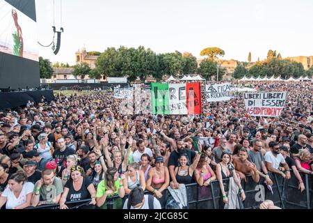 Rome, Italie. 11th juin 2022. Les fans assistent au concert de Vasco Rossi à Circo Massimo à Rome. Crédit : SOPA Images Limited/Alamy Live News Banque D'Images