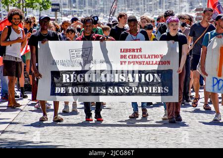 Marseille, France. 11th juin 2022. Les manifestants tiennent une bannière exprimant leur opinion pendant la manifestation. Les gens manifestent contre le racisme et contre l'extrême droite, pour l'égalité des droits et pour la justice sociale et climatique à Marseille. (Photo de Gerard Bottino/SOPA Images/Sipa USA) crédit: SIPA USA/Alay Live News Banque D'Images