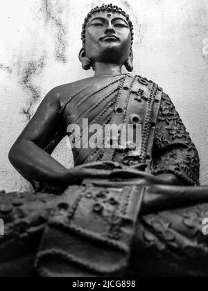 3 juin 2021. dehradun Uttarakhand Inde. Bouddha Purnima. Une ancienne statue de Budha assise dans une posture de lotus avec un fond blanc vintage. Banque D'Images