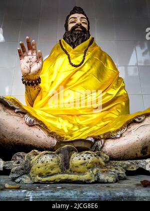 15th févr. 2020. Temple de Tapkeshwar Mahadev. Dehradun, Inde. Une ancienne statue de Yogi indienne colorée avec une main levée dans une posture de bénédiction. Banque D'Images