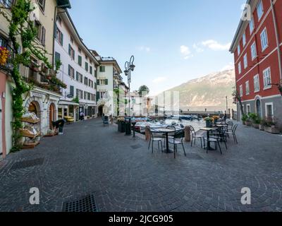 Limone sul Garda, Italie - Mai, 2022 : rues colorées de la petite et charmante ville construite dans une falaise escarpée sur les rives occidentales du lac de Garde Banque D'Images