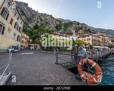 Limone sul Garda, Italie - Mai, 2022 : rues colorées de la petite et charmante ville construite dans une falaise escarpée sur les rives occidentales du lac de Garde Banque D'Images