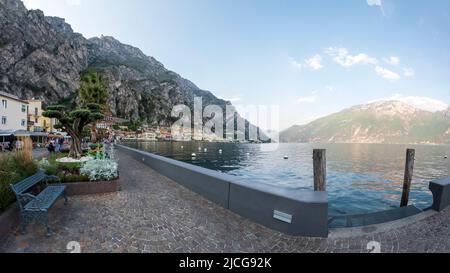 Limone sul Garda, Italie - Mai, 2022 : rues colorées de la petite et charmante ville construite dans une falaise escarpée sur les rives occidentales du lac de Garde Banque D'Images