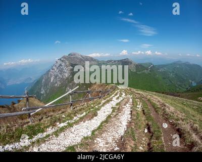 La chaîne de montagne de Monte Baldo dans les Alpes italiennes en été, située dans les provinces de trente et Vérone, Italie, Europe Banque D'Images